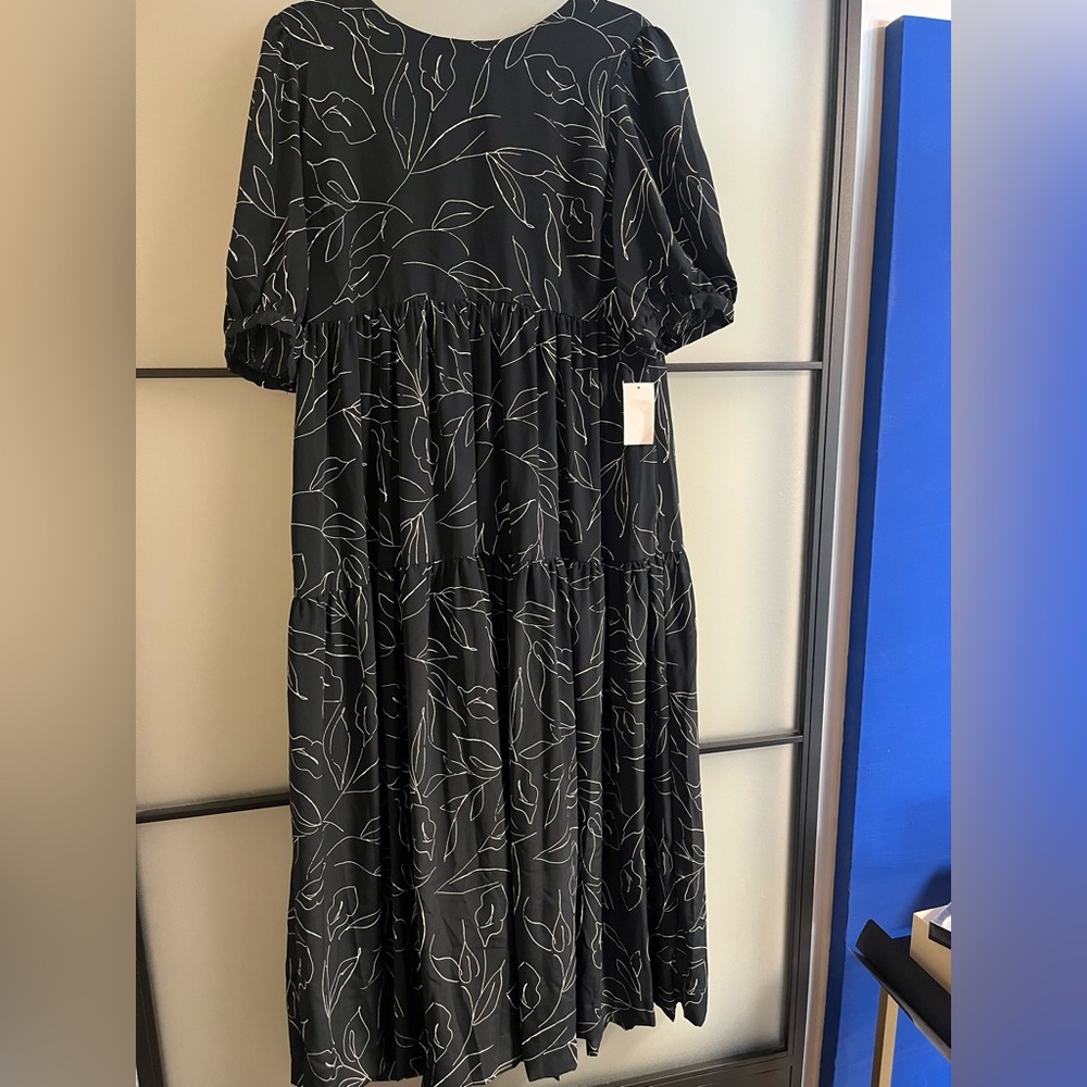 Navy & White Flowy Midi Dress – Size L | NWT | Spring Flirt Alert 💙🤍